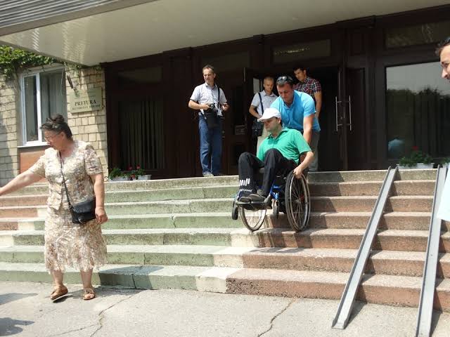 Majoritatea secțiilor de votare din Moldova rămân inaccesibile persoanelor cu dizabilități