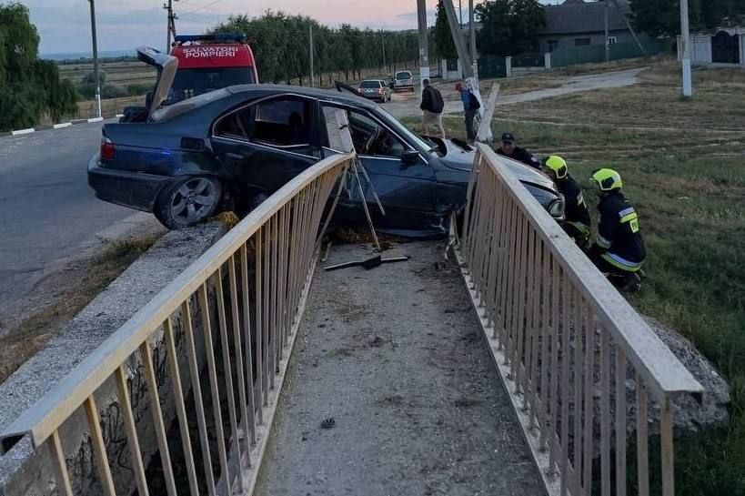 Tragedie la Cahul: Un tânăr de 18 ani a murit după ce mașina în care se afla s-a izbit de un pod