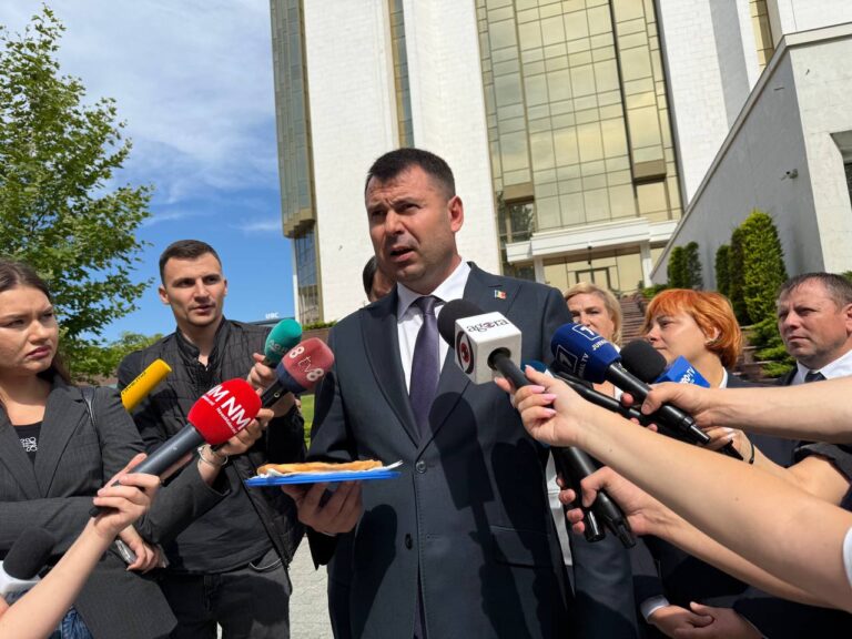 Cu o plăcintă la Președinție: Vasile Costiuc a refuzat să participe la consultări
