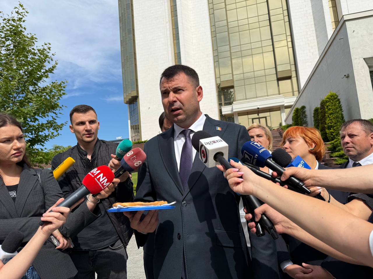 Cu o plăcintă la Președinție: Vasile Costiuc a refuzat să participe la consultări