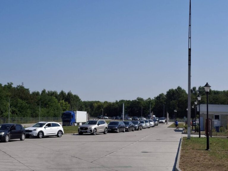 Trafic intens la vama Sculeni. Șoferii sunt îndemnați să aleagă alte puncte de trecere
