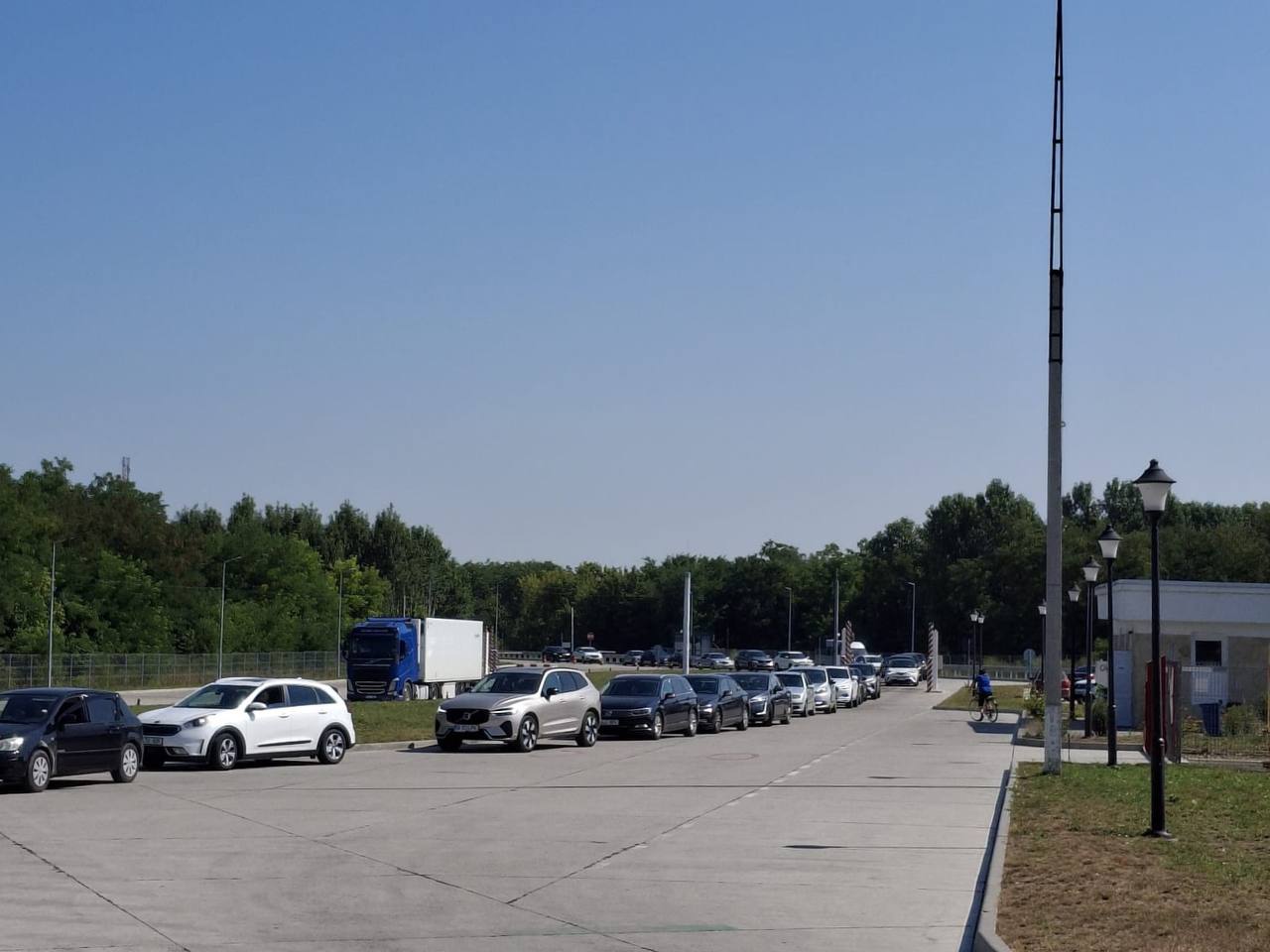Trafic intens la vama Sculeni. Șoferii sunt îndemnați să aleagă alte puncte de trecere