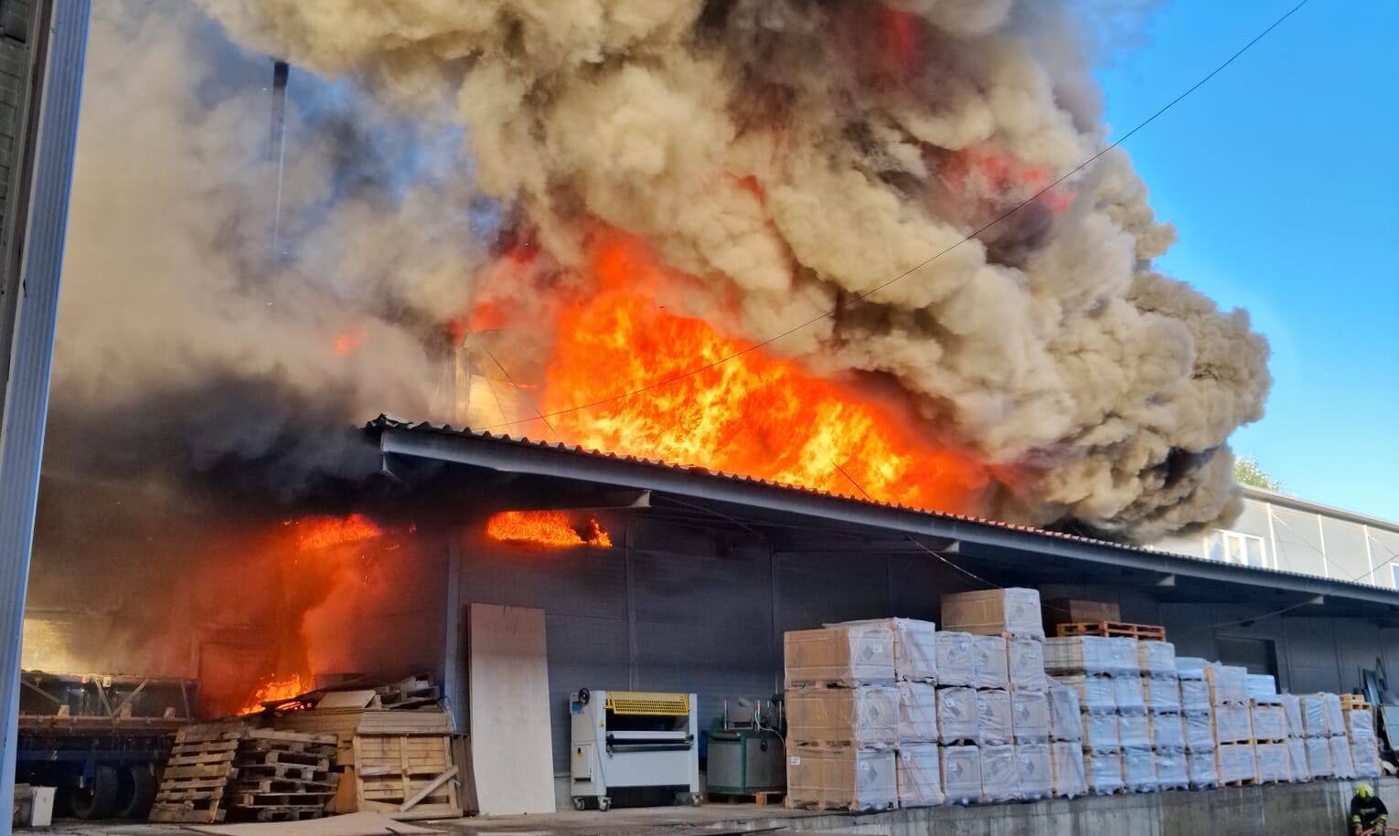 Incendiu de proporții în Chișinău. Un depozit de 1.500 de metri pătrați, cuprins de flăcări