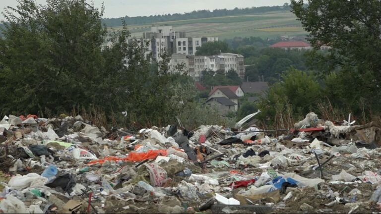 Platformă ilegală de deșeuri la Porumbeni: localnicii acuză primăria, edilul vorbește despre o înscenare
