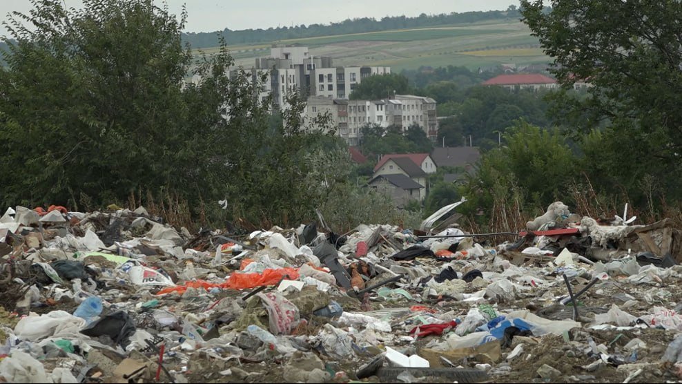 Platformă ilegală de deșeuri la Porumbeni: localnicii acuză primăria, edilul vorbește despre o înscenare