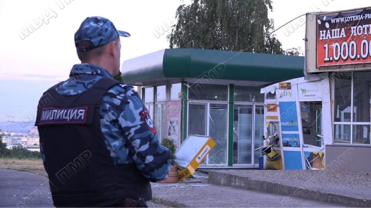 Jaf ca-n filme în regiunea transnistreană. Patru bărbați au aruncat în aer un bancomat dintr-un centru comercial