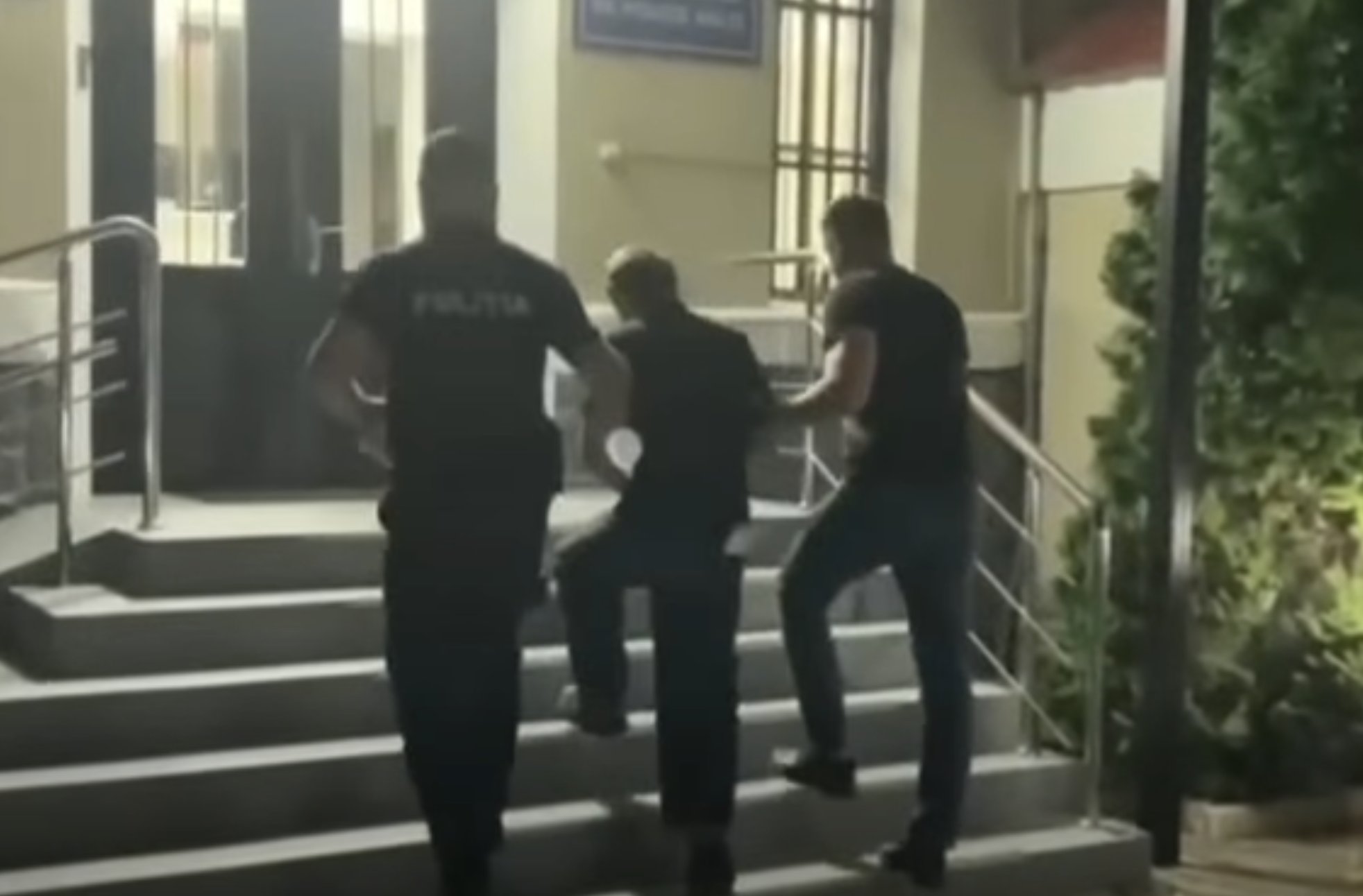 Grupare de escroci, destructurată la Bălți. Patru suspecți, printre care trei minori, au fost reținuți
