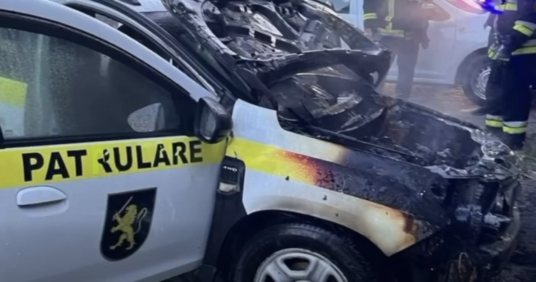 Mașină de Poliție, incendiată la Comrat. Un bărbat de 33 de ani a fost reținut