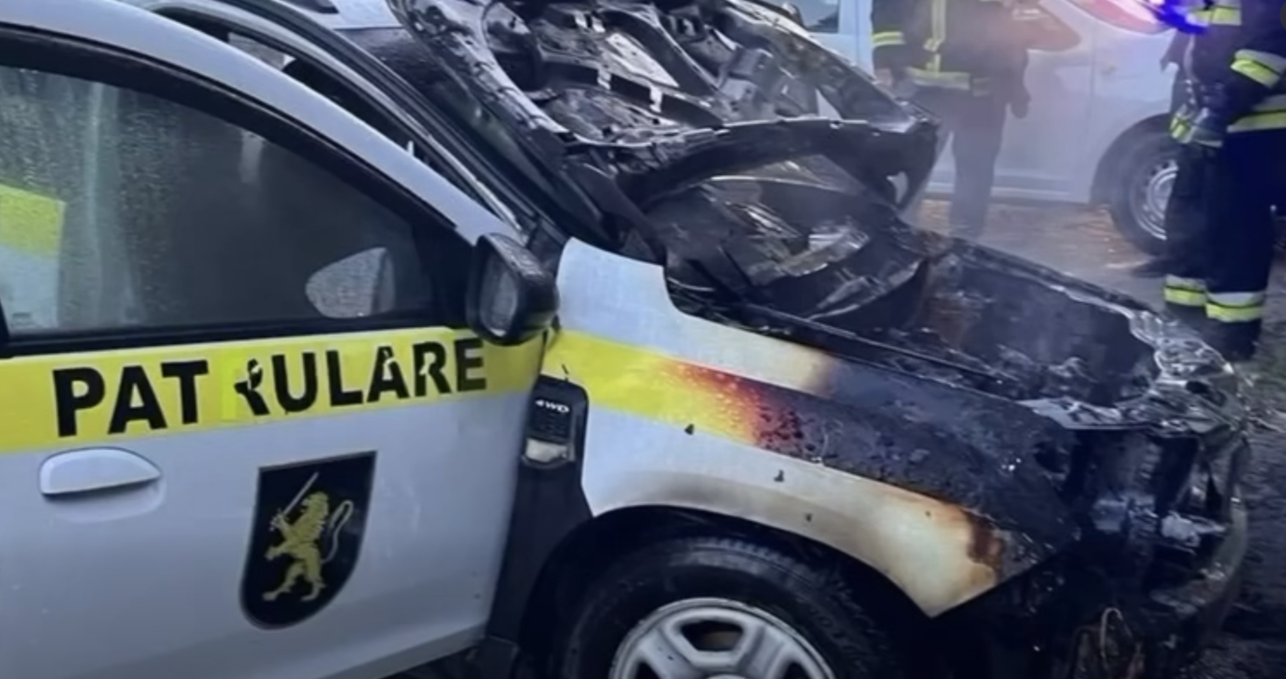 Mașină de Poliție, incendiată la Comrat. Un bărbat de 33 de ani a fost reținut