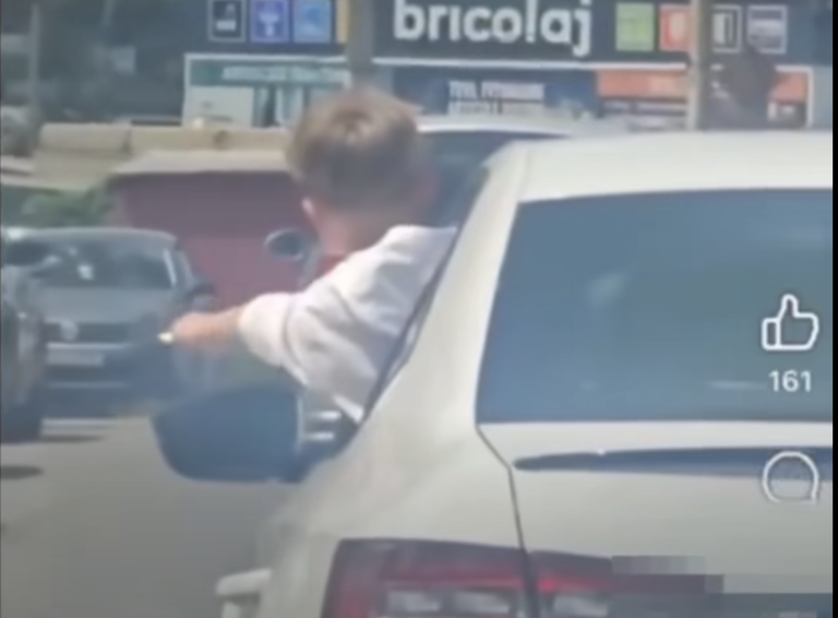 Imagini periculoase în trafic. Un copil a ieșit pe geamul unei mașini aflate în deplasare. Poliția s-a autosesizat