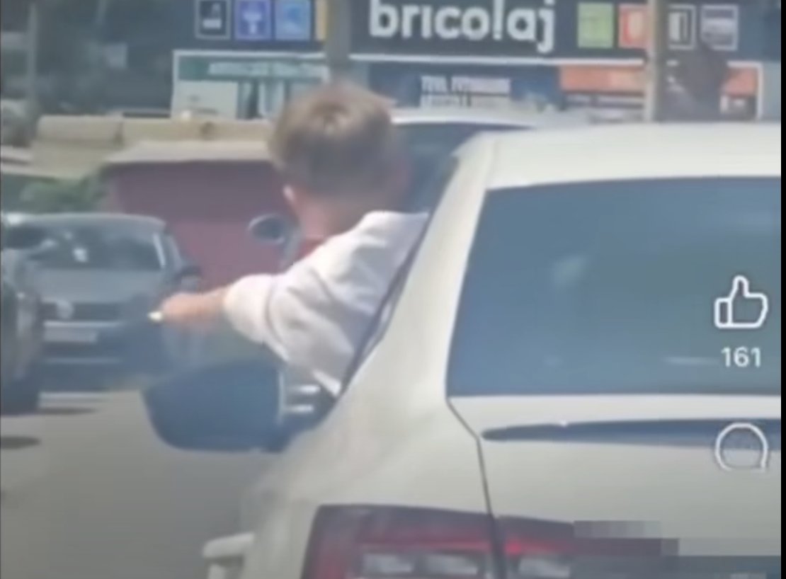 Imagini periculoase în trafic. Un copil a ieșit pe geamul unei mașini aflate în deplasare. Poliția s-a autosesizat