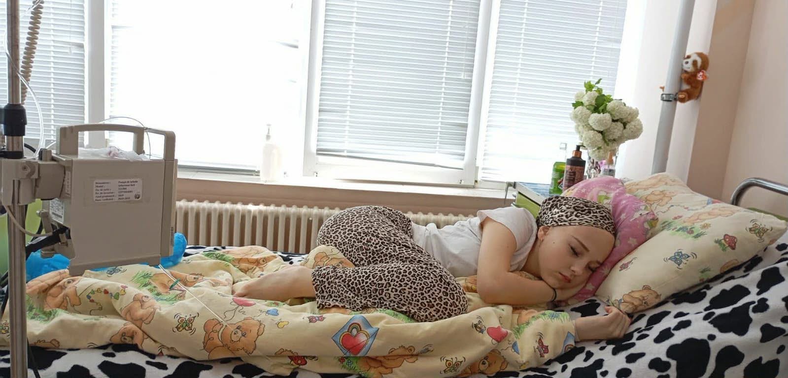 Copilărie printre spitale și chimioterapii. Nicoleta, de 14 ani, are nevoie de ajutor pentru a învinge cancerul