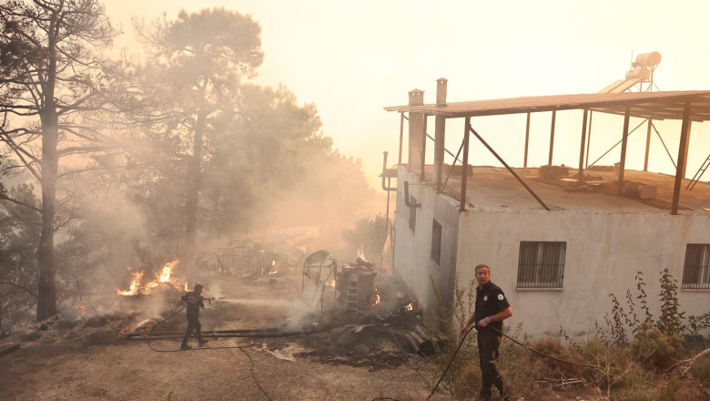 Incendiile fac ravagii în Turcia: sute de persoane evacuate și zeci de locuințe distruse