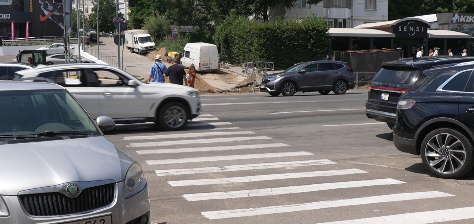 Parcări cu risc de accident în Chișinău: mașinile blochează vizibilitatea la trecerile de pietoni