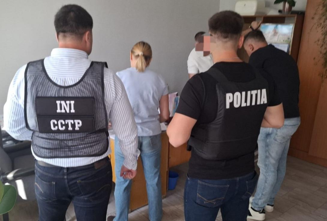Copilă adoptată ilegal, obligată să cerșească într-un scaun cu rotile. Printre suspecți, un doctor
