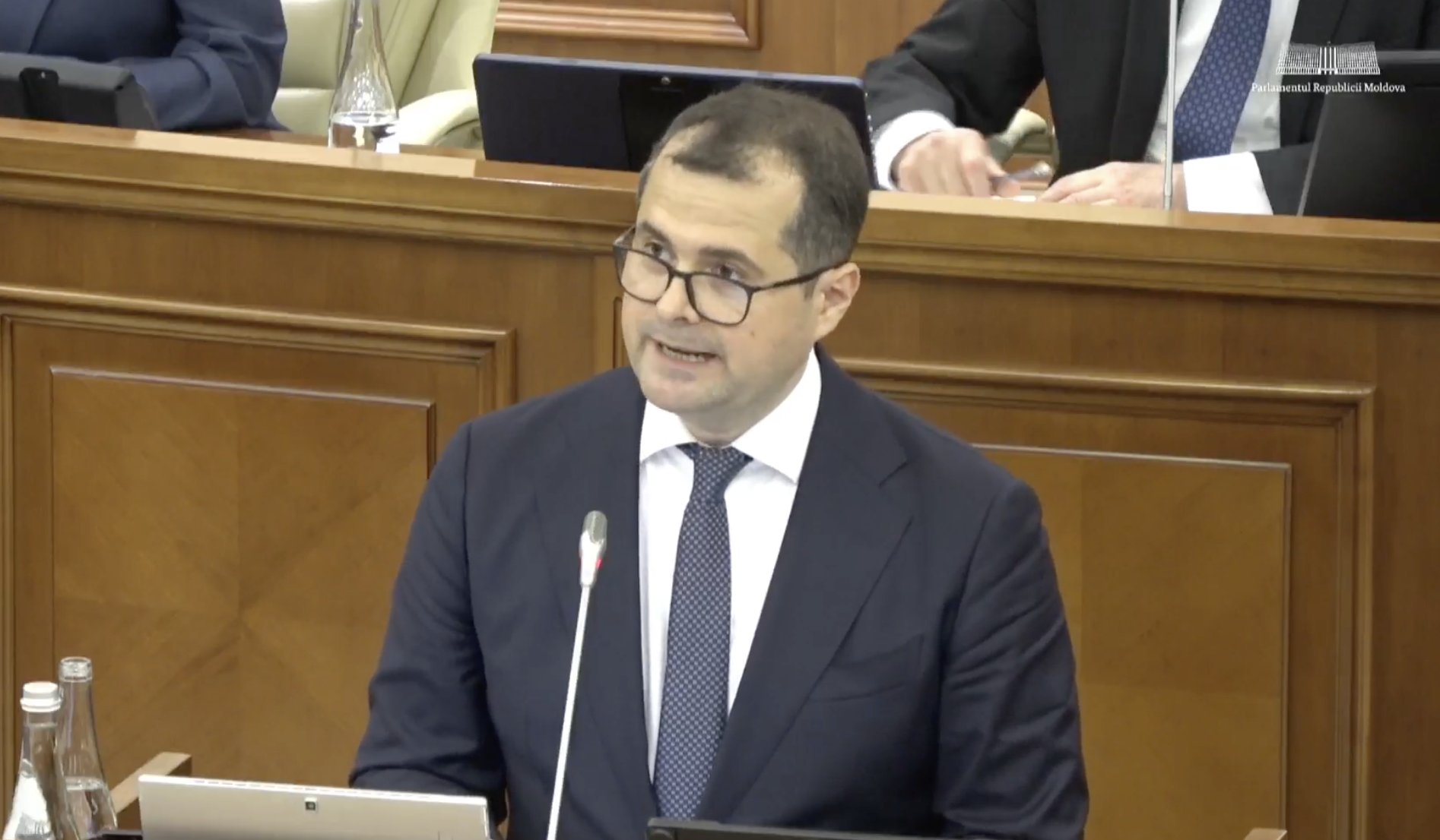 LIVE Premierul desemnat, Vasile Tofan, prezintă în plenul Parlamentului programul de guvernare