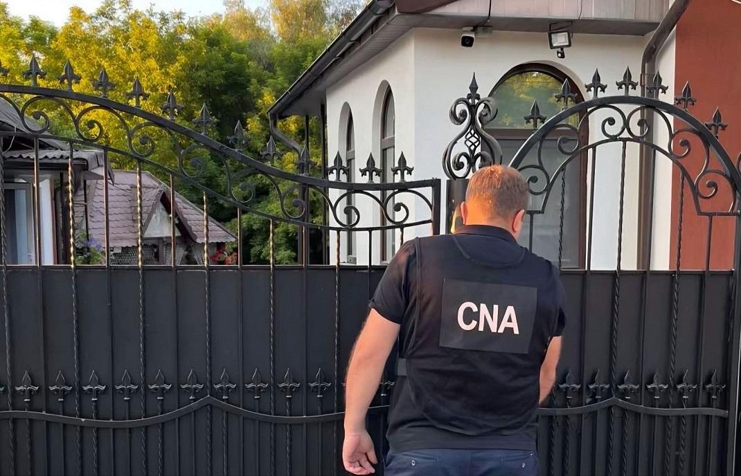 Un apărător, încătușat pentru trafic de influență și escrocherie după ce a cerut bani de la rudele clienților săi