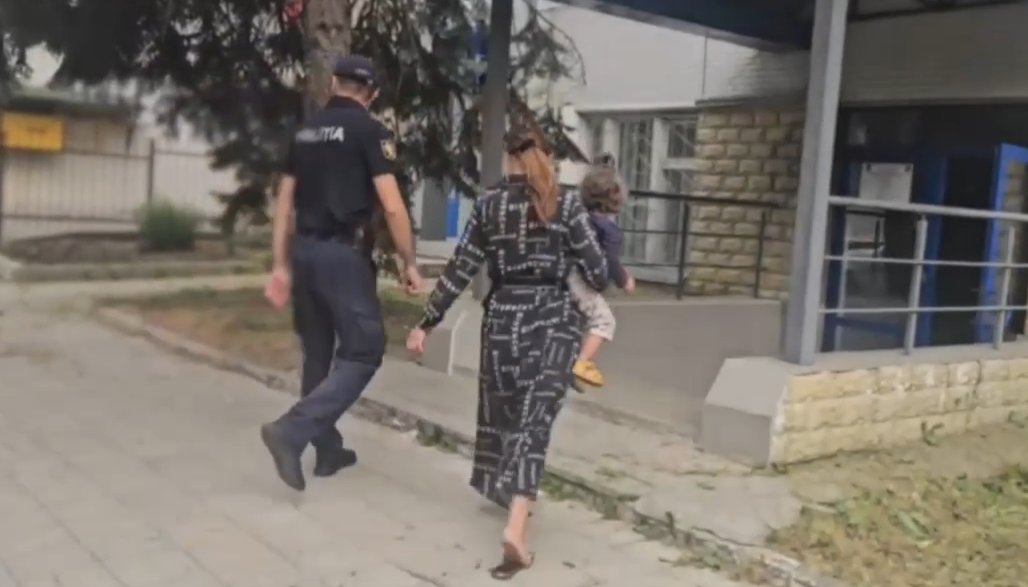 Copii folosiți la cerșit printre mașini: polițiștii au identificat șase persoane