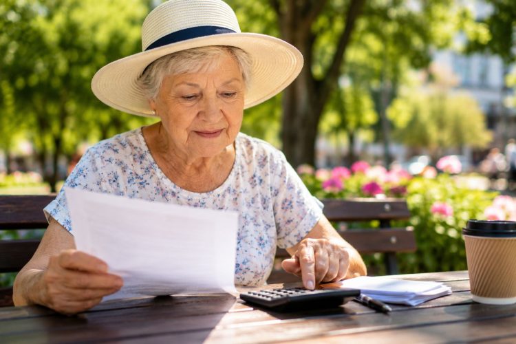Vârsta este doar o cifră: Tot mai multe femei aleg să muncească și după 60 de ani