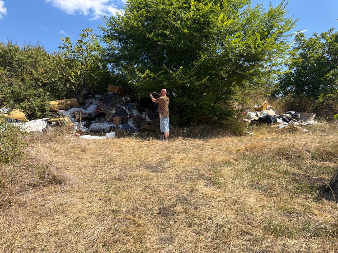 Mormane de gunoi, aruncate lângă o plantație de viță-de-vie din Durlești