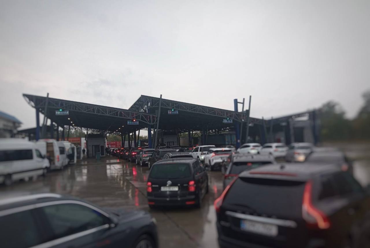 Trafic intens la vama Sculeni. Aglomerație pe sensul de ieșire din Republica Moldova
