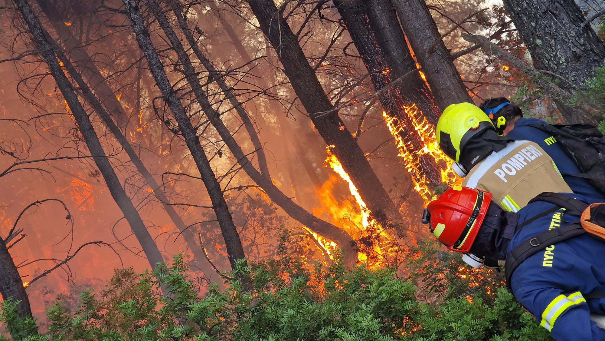 Pompierii moldoveni, în luptă cu incendiile din Halkidiki. Misiunea a continuat toată noaptea