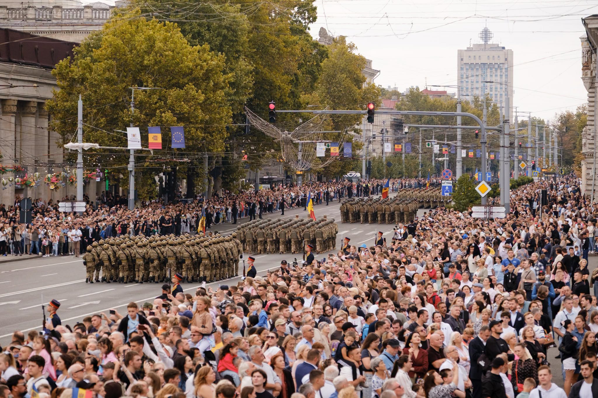 FOTO Parada militară de Ziua Independenței: Peste 2.000 de militari și 100 de unități de tehnică în centrul Capitalei