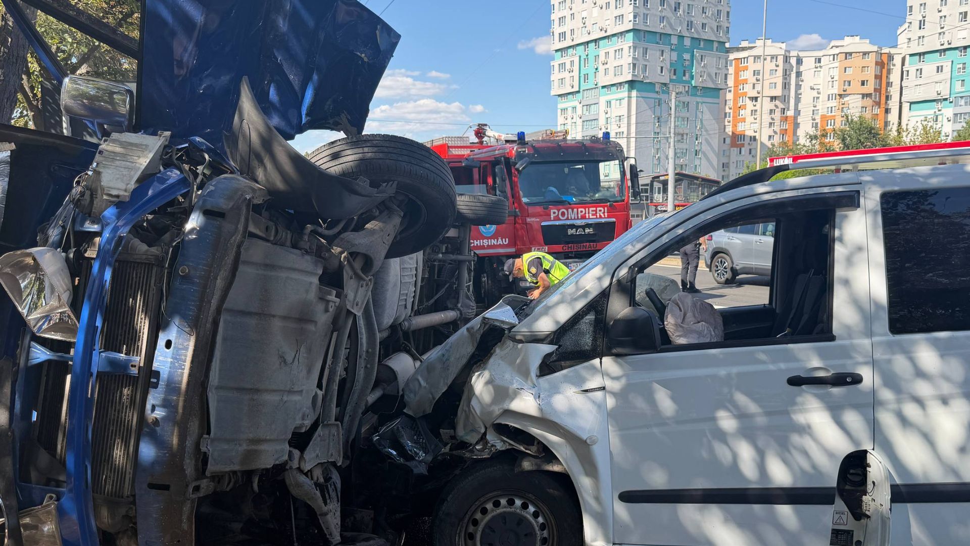 Cinci mașini, implicate într-un accident pe bulevardul Dacia. Două persoane au ajuns la spital