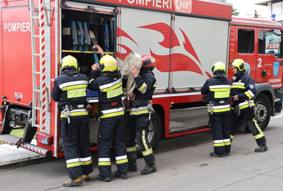 Intervenție de amploare a pompierilor în Piața Centrală din Chișinău: un incendiu violent a izbucnit într-o mansardă