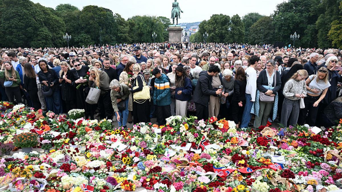 Norvegia, în doliu după moartea regelui Harald al V-lea: oamenii depun flori și aprind lumânări în fața Palatului Regal