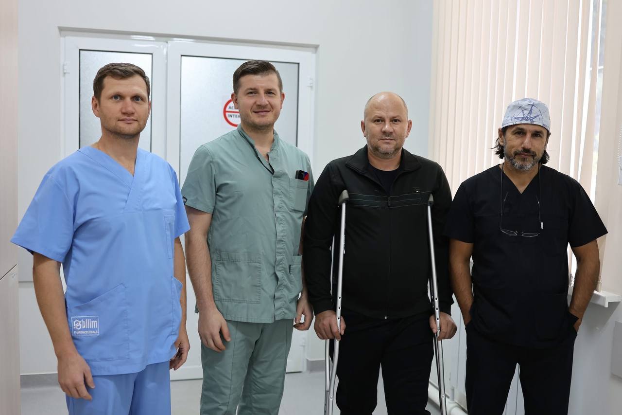 Premieră medicală: proteză de șold de ultimă generație, implantată la Spitalul Clinic de Traumatologie și Ortopedie