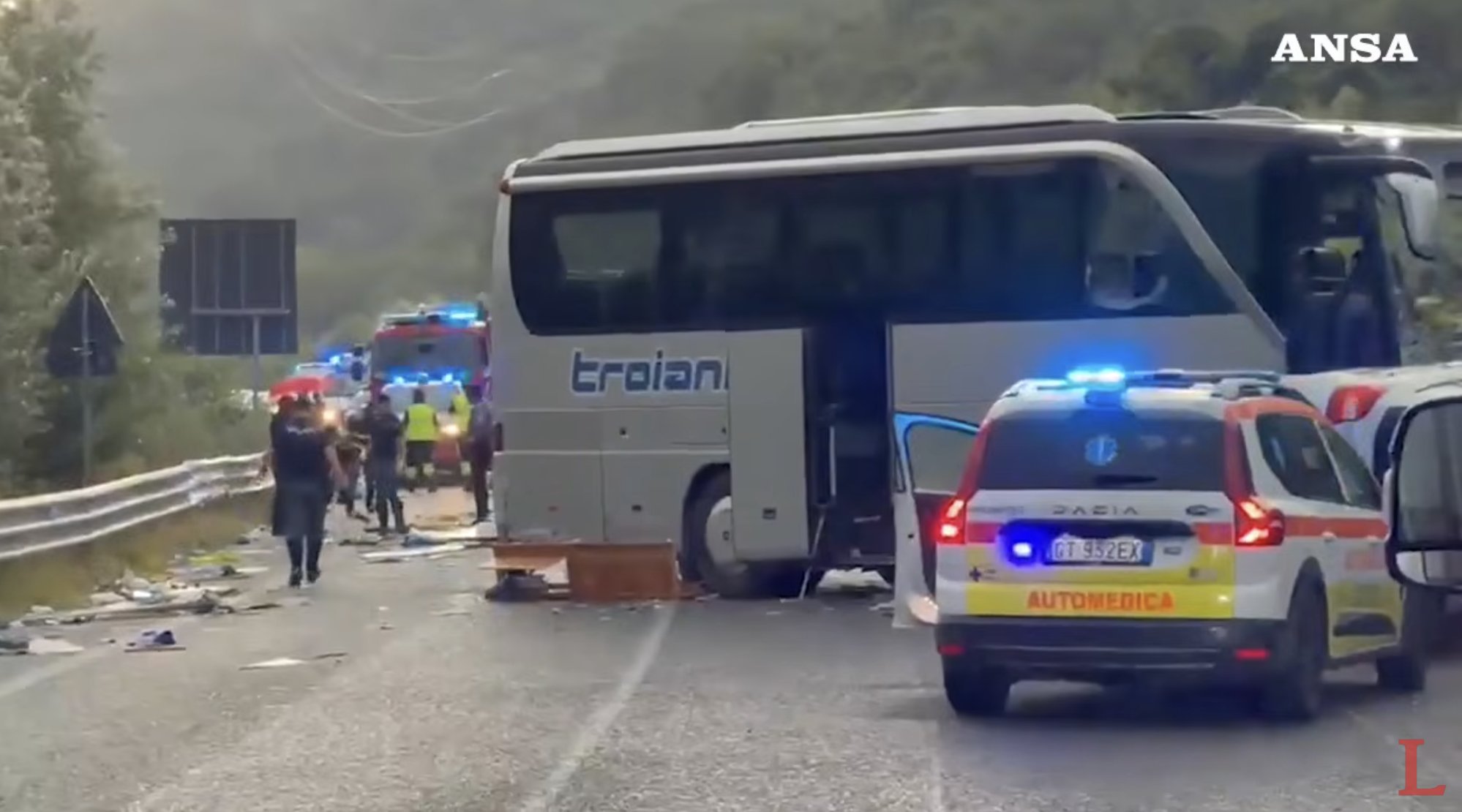 Accident cumplit în Italia. Șase persoane au murit, iar alte 34 au fost rănite după ce o rulotă a intrat pe contrasens