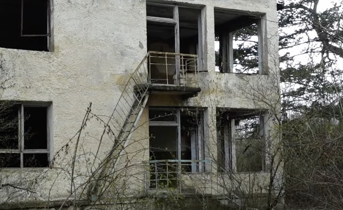 De la grădiniță la groapă de gunoi: O clădire abandonată din Țînțăreni, transformată în depozit ilegal