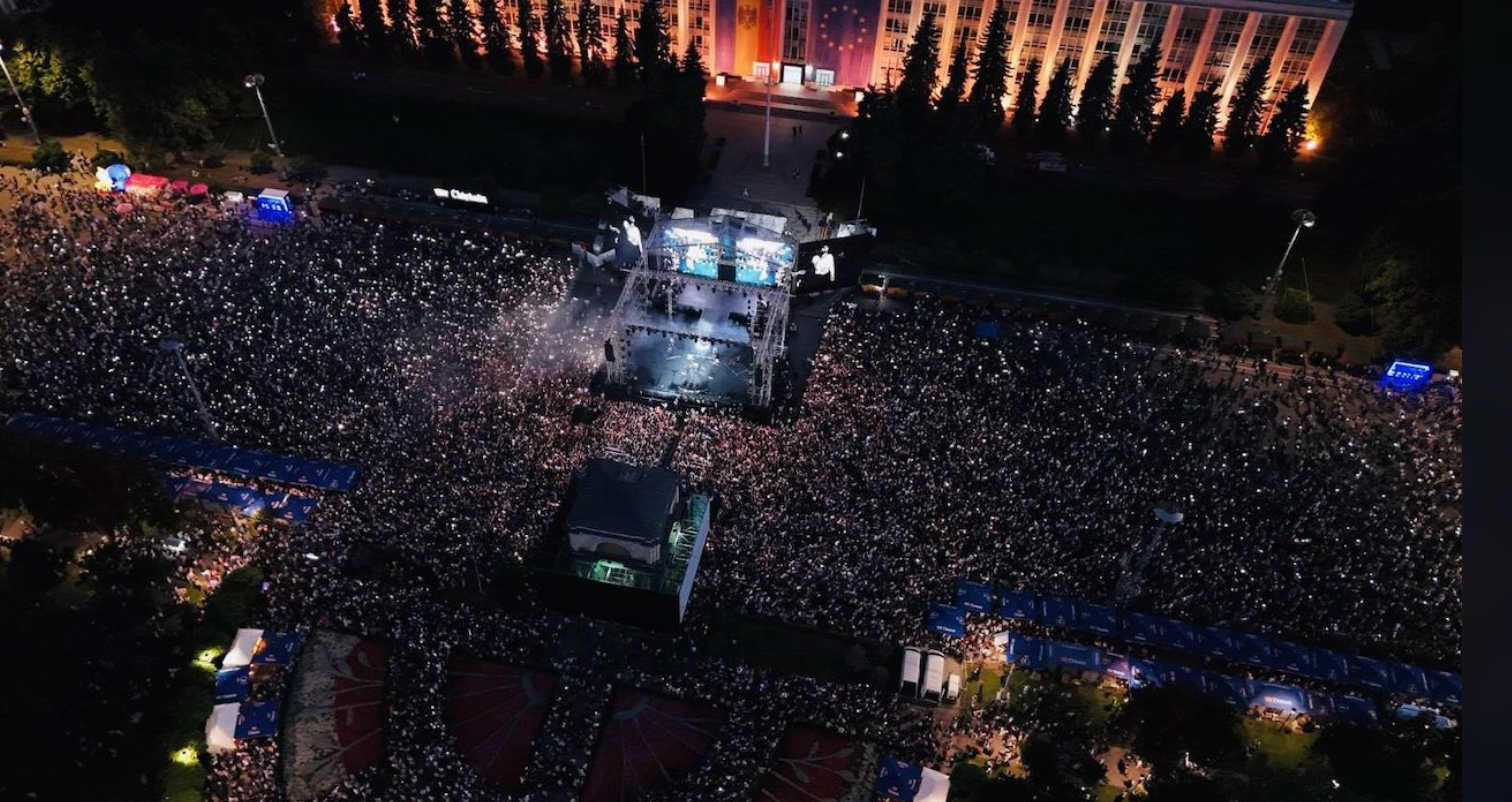 Mii de oameni au sărbătorit 35 de ani de Independență la Chișinău, alături de artiști și liderii țării