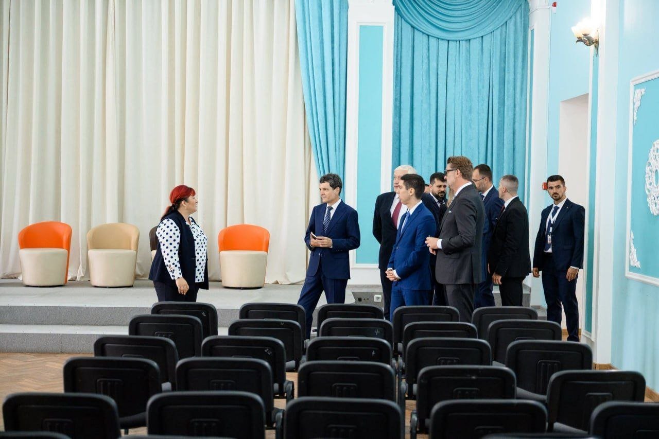 Nicușor Dan și-a început vizita în țara noastră la Cahul: A vizitat Teatrul „Bogdan Petriceicu Hașdeu”