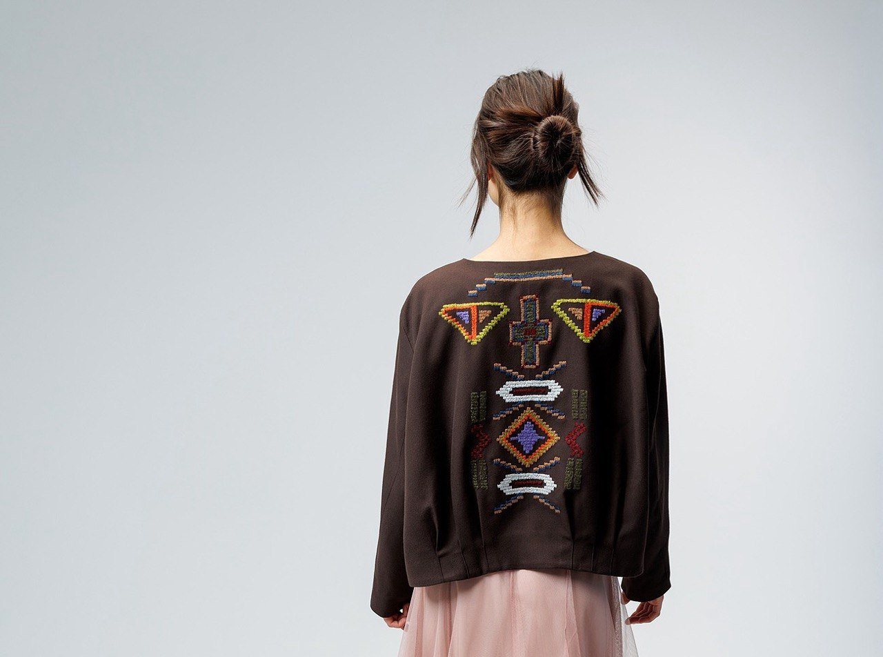 Ionela Bejenaru, designeră vestimentară: „Nu reproduc, pur și simplu, tradiția. O reinterpretez prin broderie”