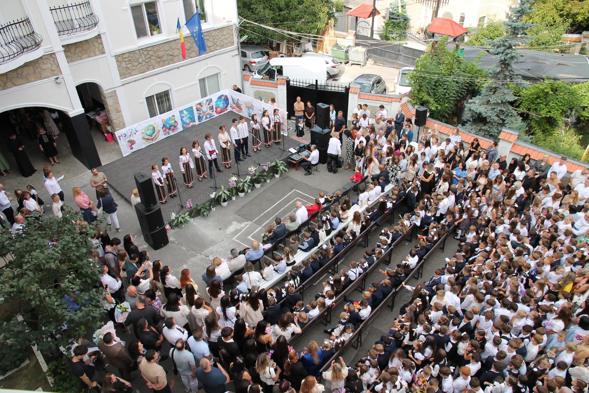 Primul clopoțel a răsunat pentru peste 334 de mii de elevi din Republica Moldova