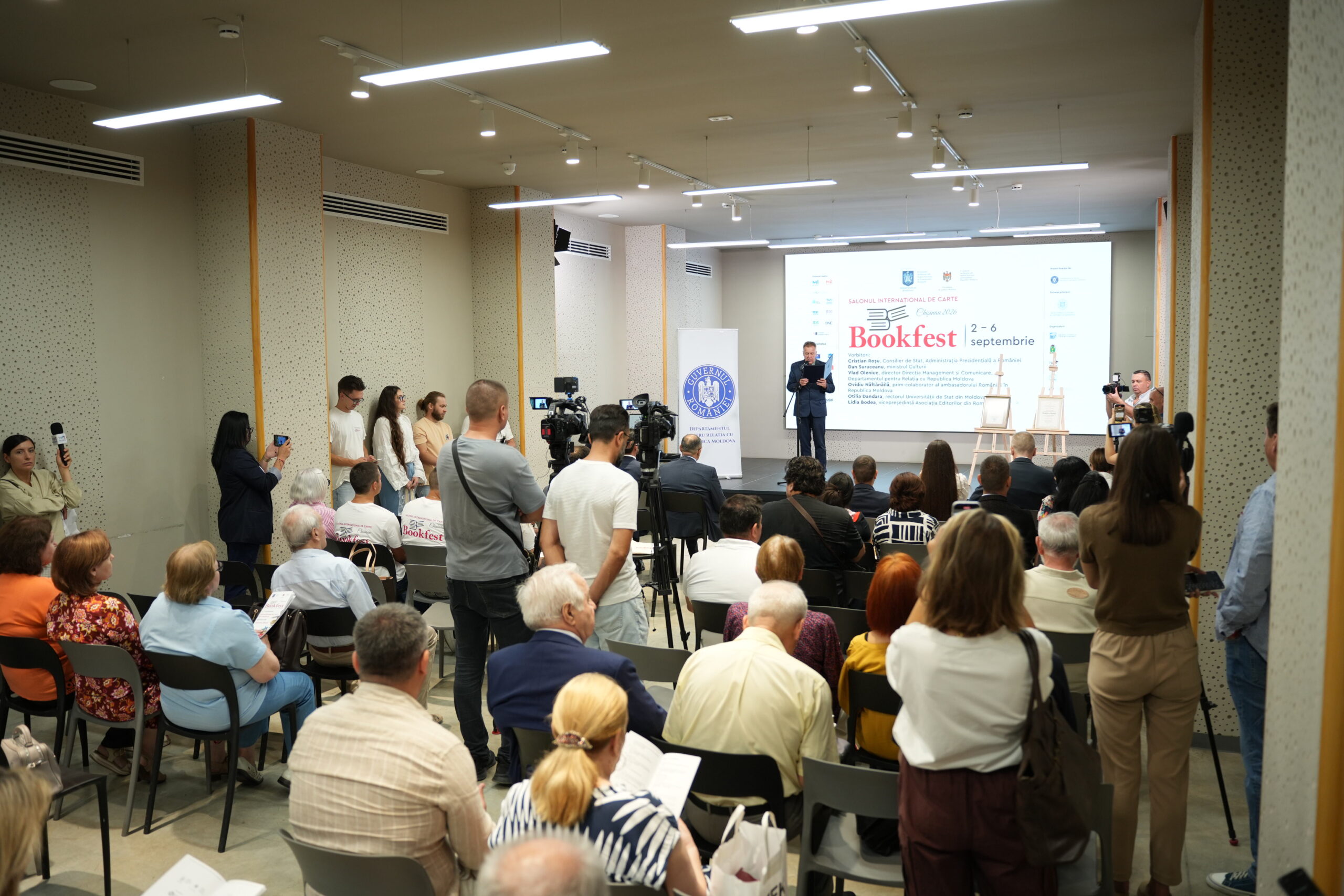 Salonul Internațional de Carte Bookfest a început la Chișinău: cărți, reduceri și discuții cu autorii