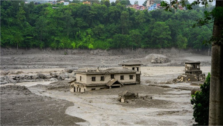 Bilanțul victimelor inundațiilor din Nepal, în creștere: 1000 de persoane au murit și peste 4400 date dispărute