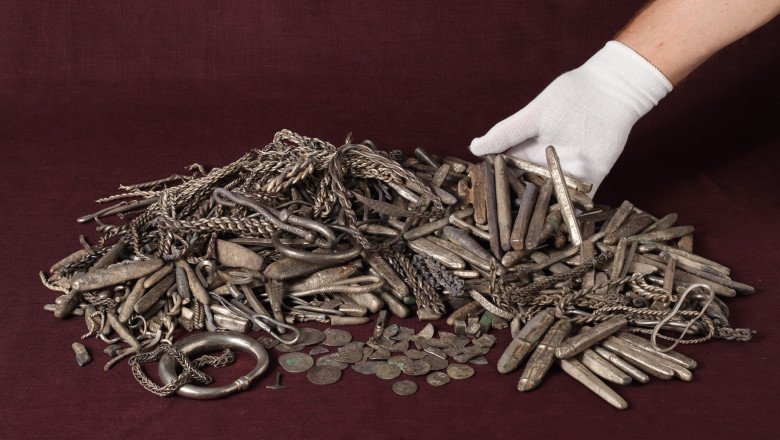 Descoperire spectaculoasă în Danemarca. Un tezaur viking de 18,5 kilograme de argint, găsit într-o curte