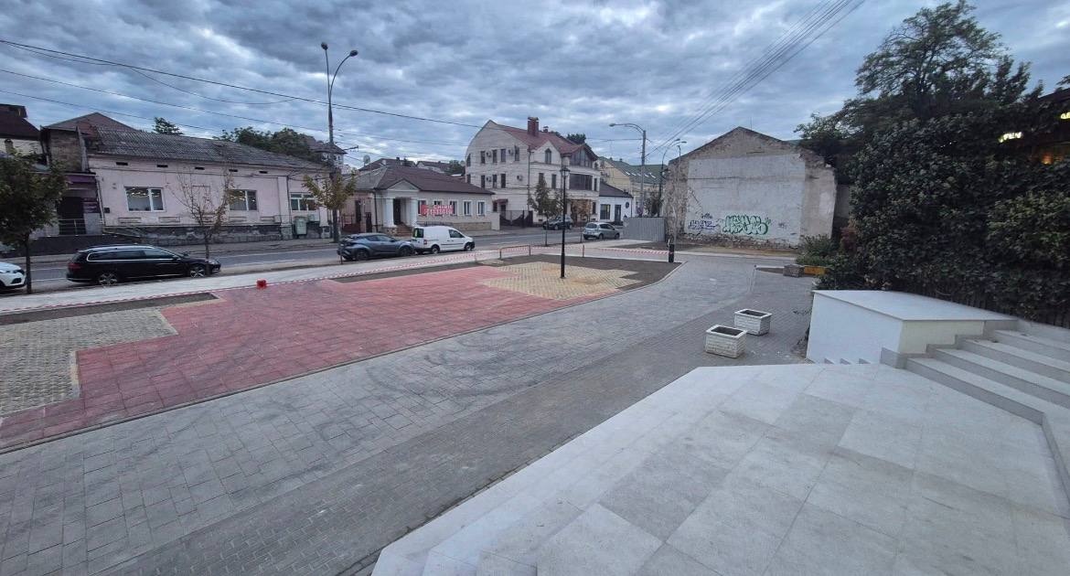 Patru tipuri de pavaj, pe o distanță de 100 de metri pe strada București din Chișinău. Explicația municipalității