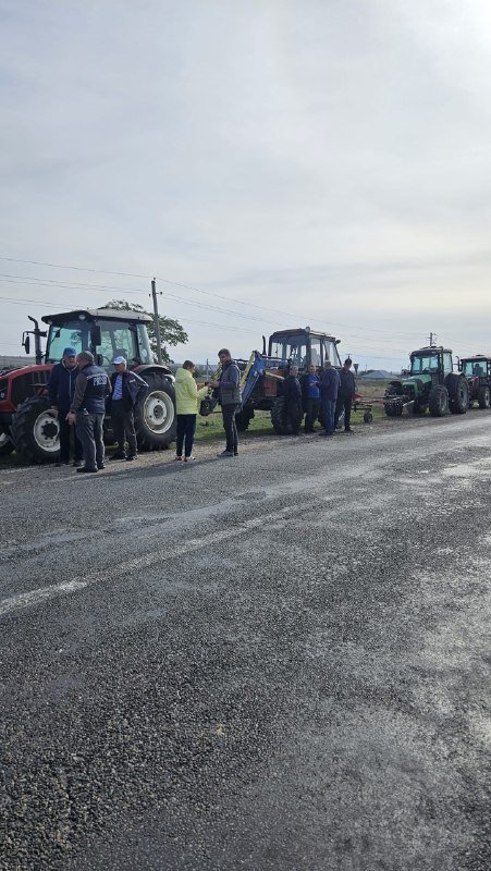 Fermierii din Basarabeasca au protestat cu tehnica agricolă. Ce revendicări au înaintat