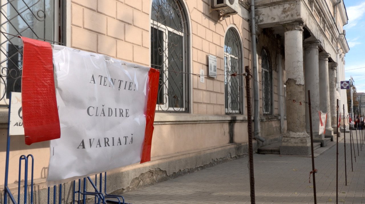 Biblioteca „Bogdan Petriceicu Hasdeu”, în stare deplorabilă. Clădirea a devenit un pericol pentru trecători