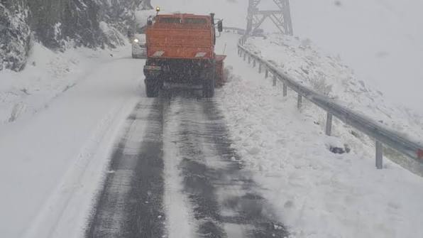 Ninsoare abundentă pe Transfăgărășan. Șoferii sunt avertizați că se circulă în condiții de iarnă