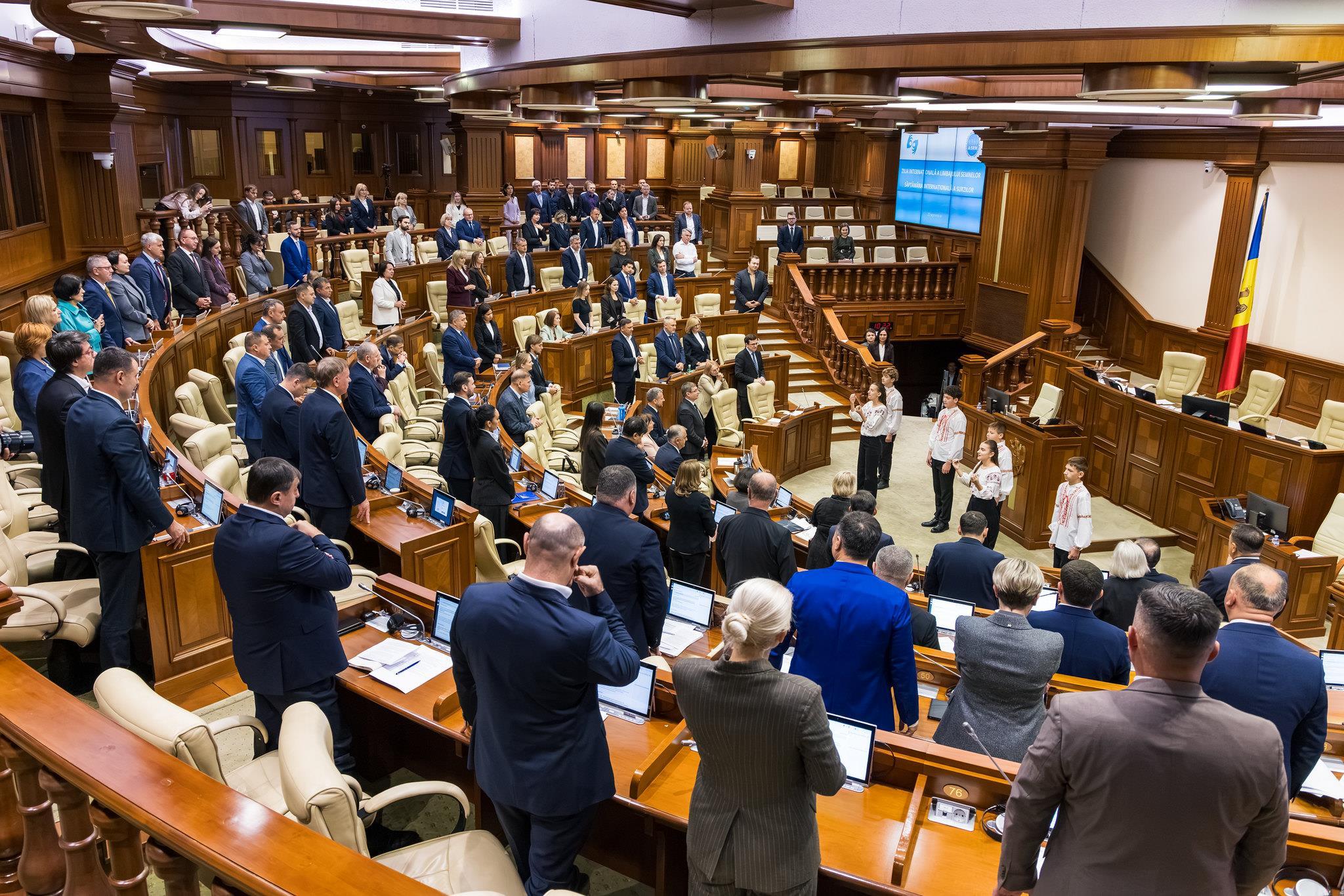 Copii cu deficiențe de auz au deschis ședința Parlamentului. Au interpretat un cântec în limbajul semnelor