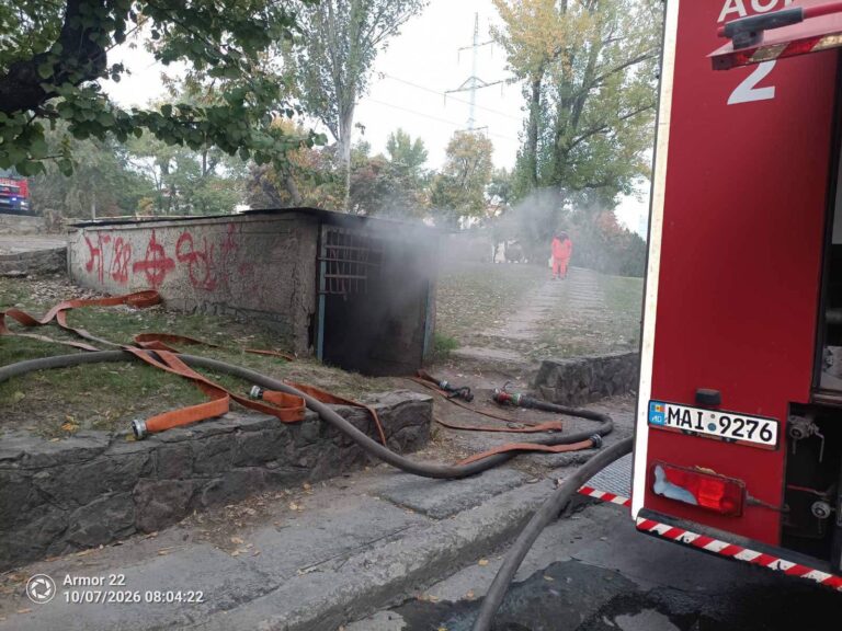 Incendiu într-un edificiu de protecție civilă din Chișinău. Opt echipaje de pompieri intervin