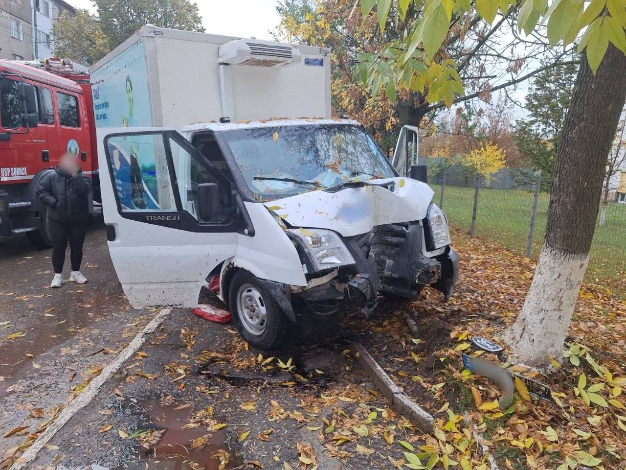 Un bărbat a murit după ce s-a izbit cu mașina într-un copac în orașul Soroca