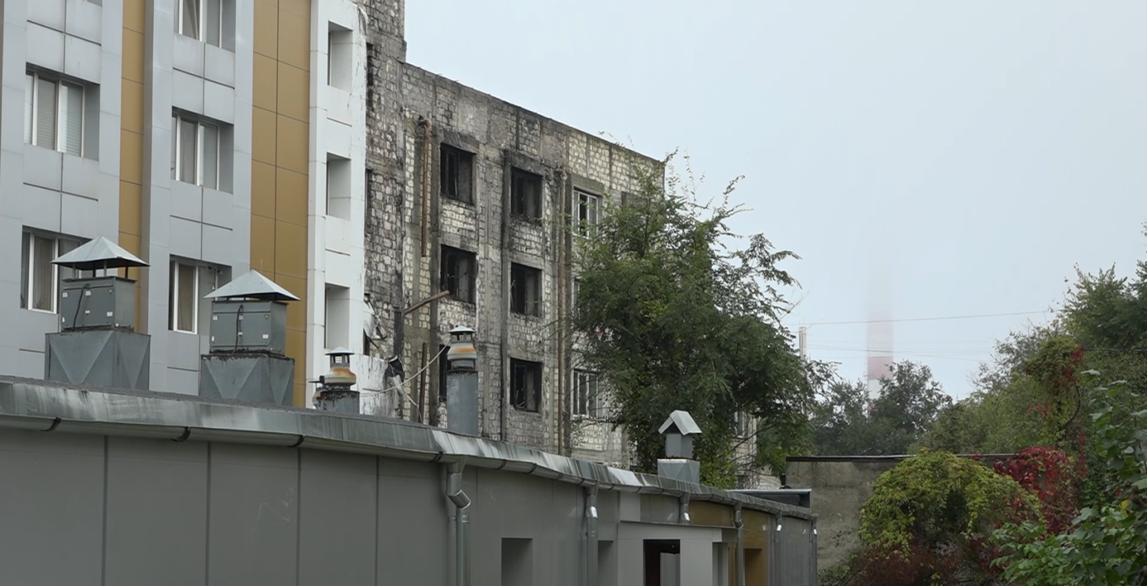 Clădire abandonată lângă liceul Aristotel, transformată în adăpost pentru oamenii străzii: de ce rămâne nevalorificată