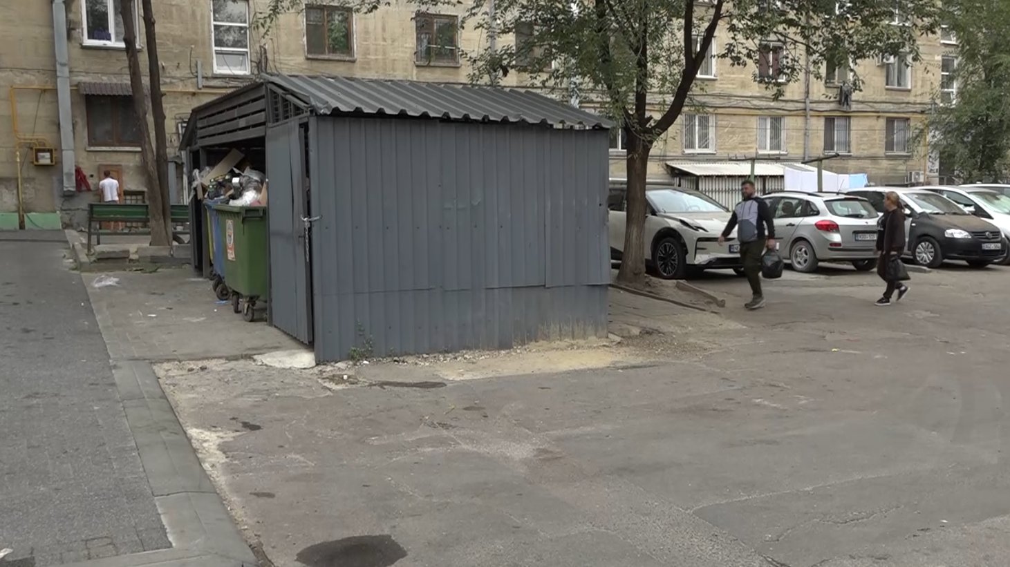 Tomberoane pline, șobolani și miros urât pe o stradă din Chișinău. Locatarii cer intervenția autorităților