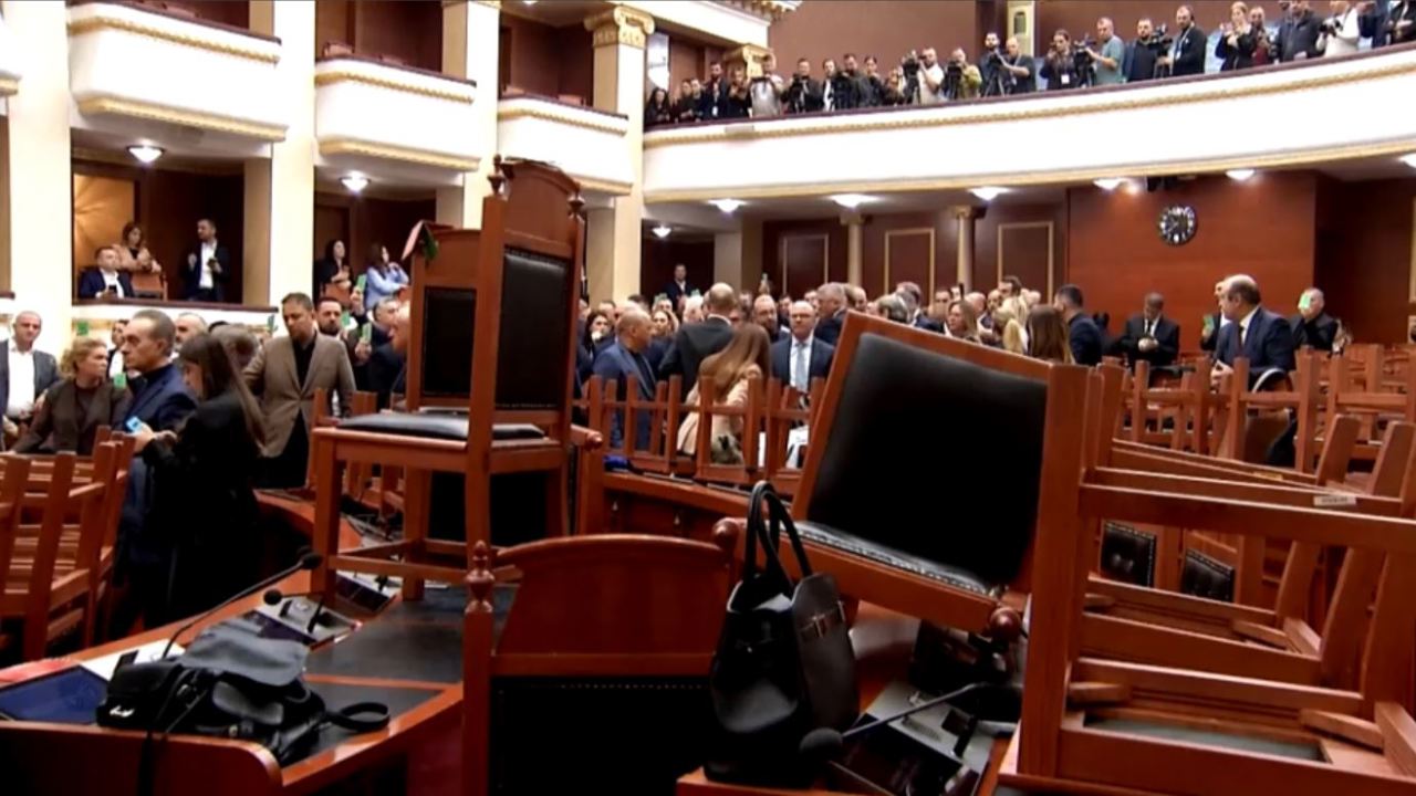 Bătaie în Parlamentul Albaniei între putere și opoziție pe fondul protestelor din ultimele zile